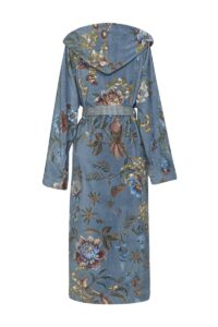 De Pip Studio Secret Garden-badjas Blauw XS is een lange, blauwe badjas met capuchon, bloemen en vogels, en een bijpassende ceintuur.