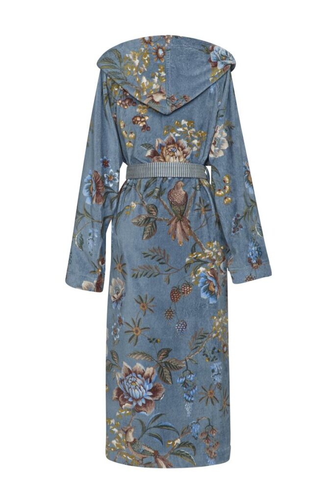 De Pip Studio Secret Garden-badjas Blauw XS is een lange, blauwe badjas met capuchon, bloemen en vogels, en een bijpassende ceintuur.