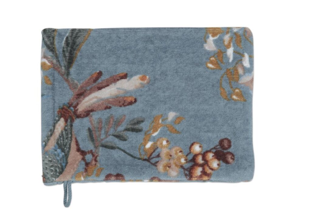 Een rechthoekig blauw tasje met bloemen en bladeren, geïnspireerd op de Pip Studio Secret Garden Washand Blauw Set, met een ritssluiting aan de linkerkant.