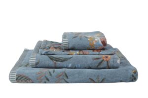 De handdoeken uit de Pip Studio Secret Garden Washand Blauw-serie zijn voorzien van een kleurrijk bloemenpatroon en gestreepte randen, en netjes opgestapeld van groot naar klein.