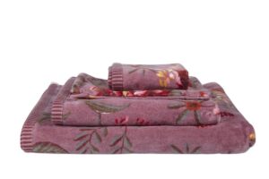 Drie opgevouwen mauve Pip Studio Secret Garden-washandjes en lichtpaarse handdoeken met bloemenpatroon liggen netjes opgestapeld.
