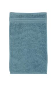 Drie rechthoekige blauwe Beddinghouse Sheer gastendoekjes zijn opgevouwen, met een structuur, een eenvoudige rand en sierlijke lijnen.