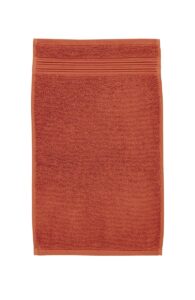 De Beddinghouse Sheer Gastendoek Oranje-set bestaat uit drie netjes opgevouwen rechthoekige handdoeken met een sierlijke rand.