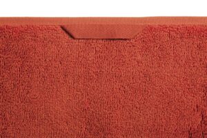 De Beddinghouse Sheer Gastendoek Oranje-set bestaat uit rood, gestructureerd textiel met bijpassende afwerking en een ophanglusje.