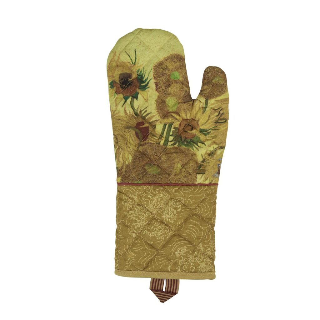 De Van Gogh Zonnebloem Ovenwant Geel is een gewatteerde ovenwant met zonnebloemen op een gele achtergrond, een decoratieve rand en een ophanglus.