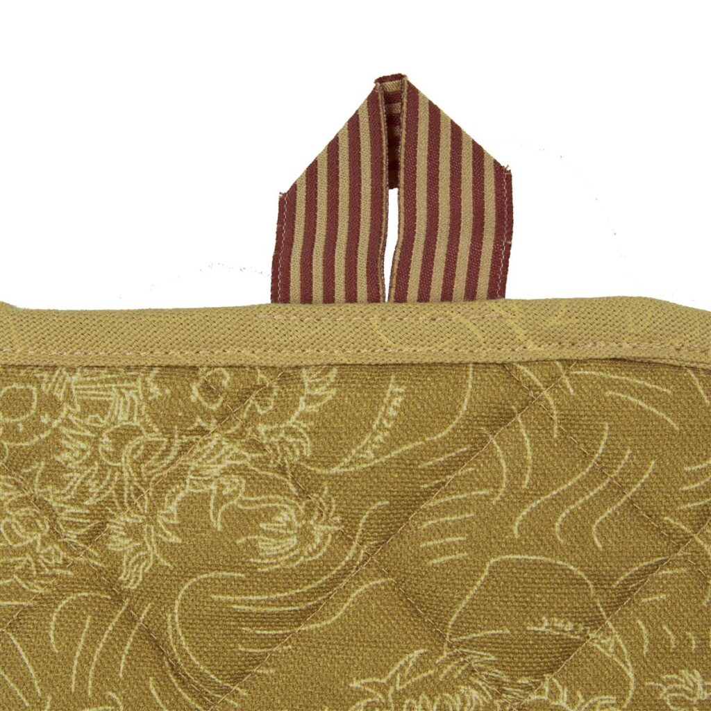 De Van Gogh Zonnebloem ovenwant in geel met gewatteerde zandkleurige stof, subtiel borduurwerk en een bruin-beige ophanglus.