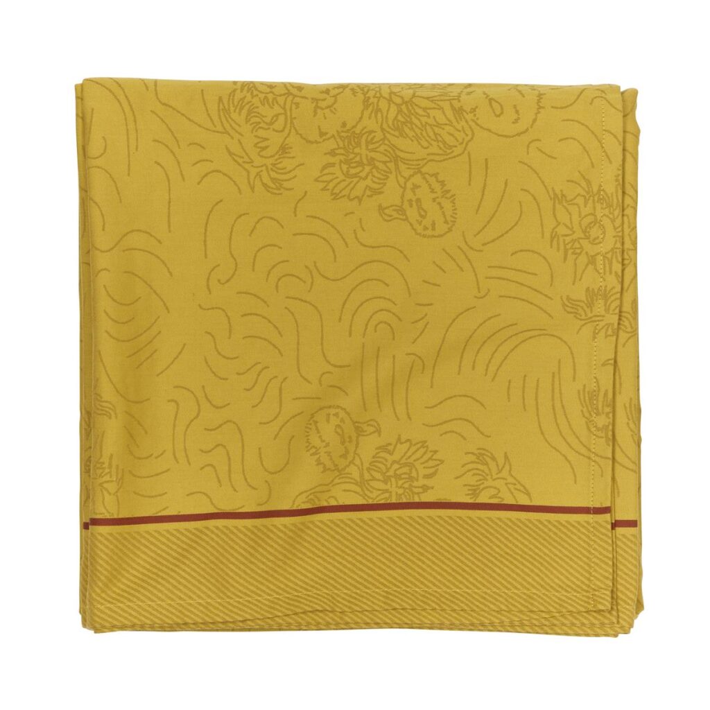 Het Van Gogh Tournesol tafelkleed Yellow is mosterdgeel met een subtiel bloemen- en bladmotief en een dun rood accent langs de rand.