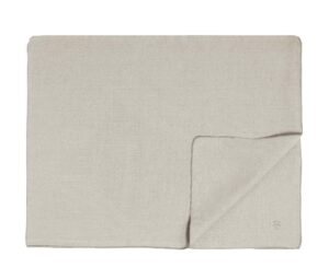 Het Marc O'Polo Valka-tafelkleed in Oatmeal is een lichtbeige tafelkleed met een nette vouw en subtiele plooitjes.