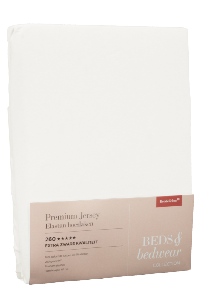 Een verpakt wit hoeslaken van Beddelicious Premium Jersey Hoeslaken Ivory, voorzien van productinformatie en het Beds & Bedwear Collection-logo op een beige etiket aan de onderkant.