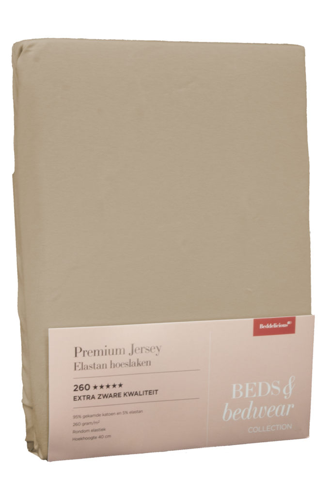 Het Beddelicious Premium Jersey-hoeslaken in de kleur Mocca uit de Beds & Bedwear-collectie wordt geleverd in een verpakking met productinformatie en een rood Beddenreus-logo.