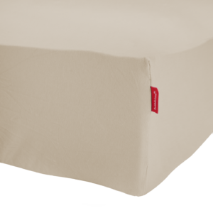 Het Beddelicious Premium Jersey-hoeslaken in de kleur Mocca is strak om de hoek van de matras gevouwen en heeft een subtiel rood label aan de zijkant.