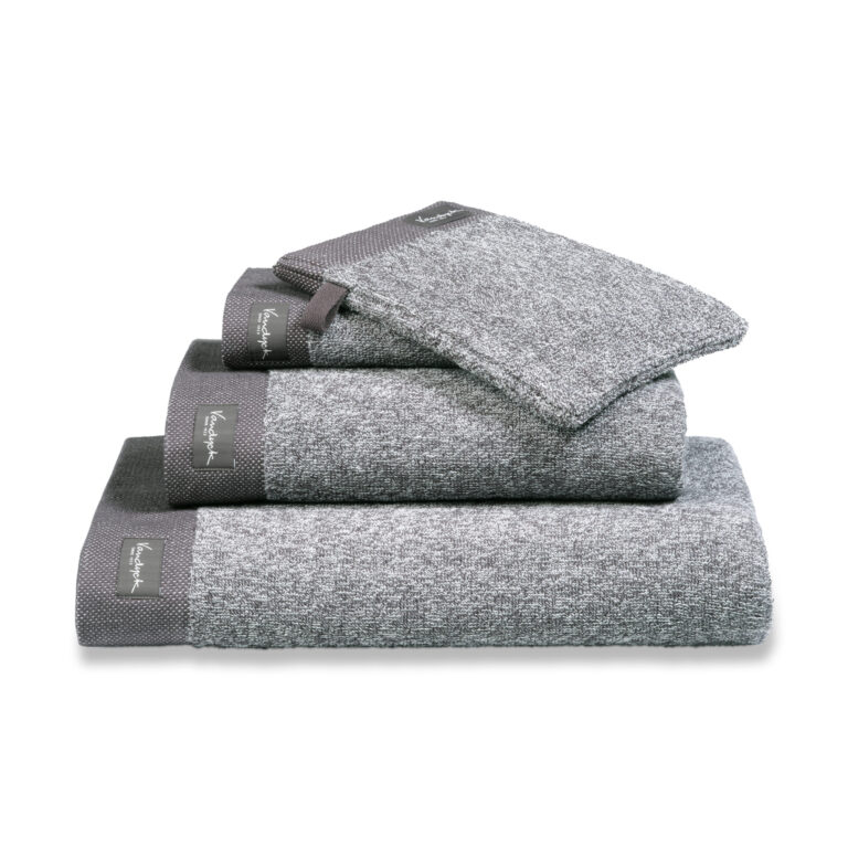 De Vandyck Home Mouline Badlaken Off black is een grijze badhanddoek met een donkere rand en een mooie structuur.
