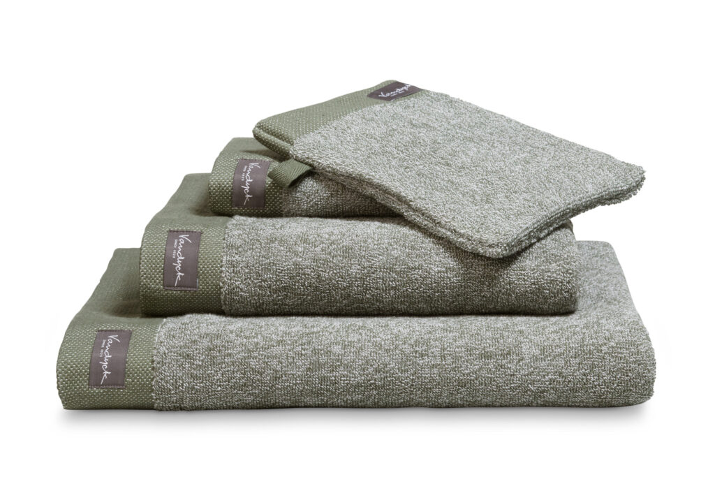 De Vandyck Home Mouline-badhanddoek Olive met een label aan de rand wordt netjes en overzichtelijk gepresenteerd.