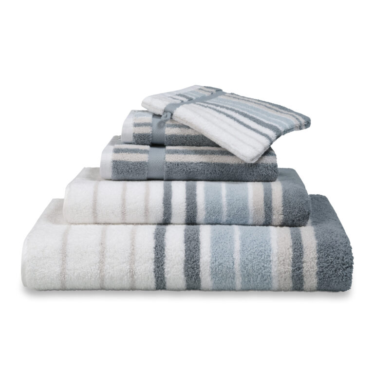 Een keurig opgestapelde set Vandyck Ontario-badhanddoeken in de kleur Misty Blue, met witte, grijze en blauwe strepen, van groot naar klein.