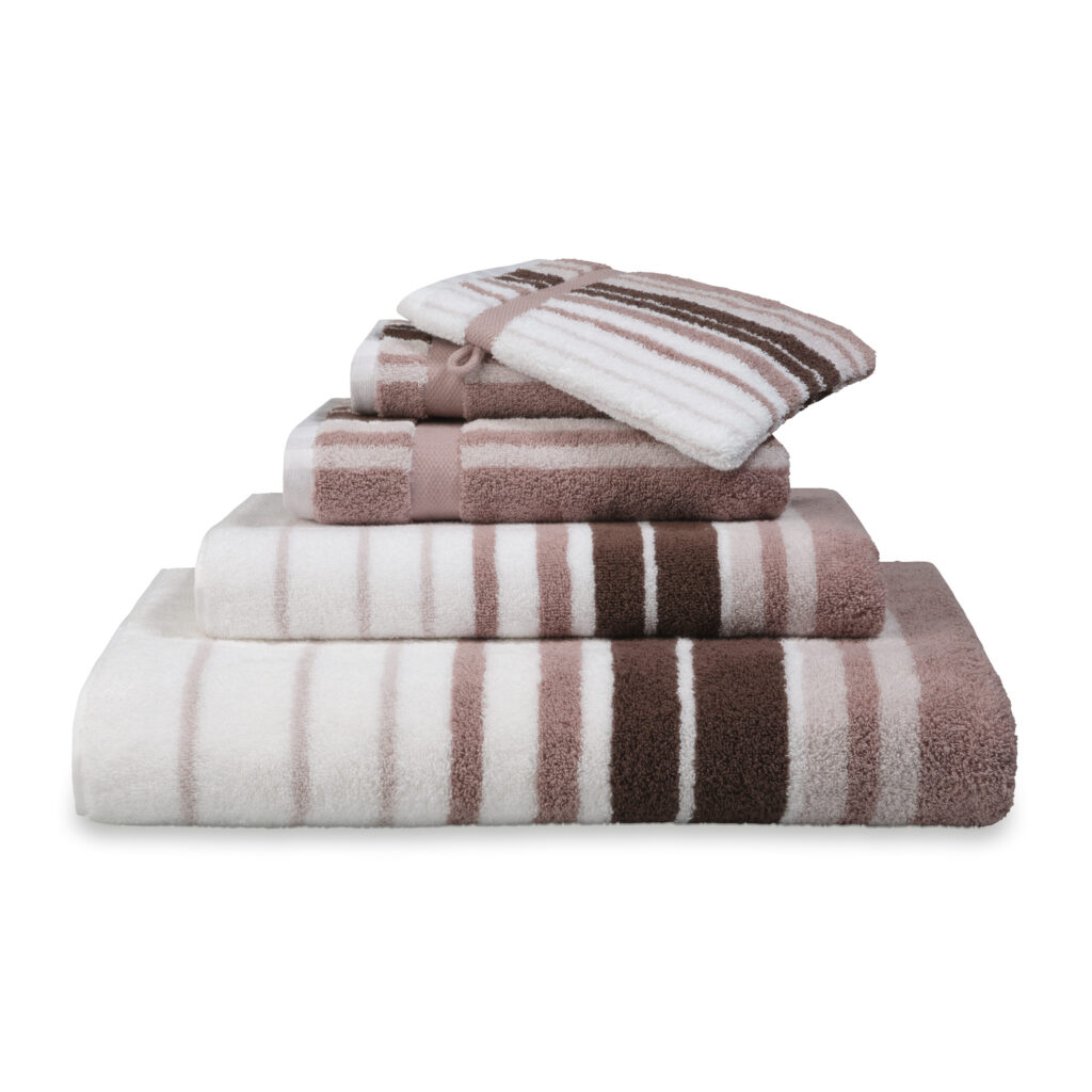 Het De Vandyck Ontario-badlaken in mauve is netjes opgevouwen en heeft horizontale strepen in bruin, beige en wit die in grootte oplopen.