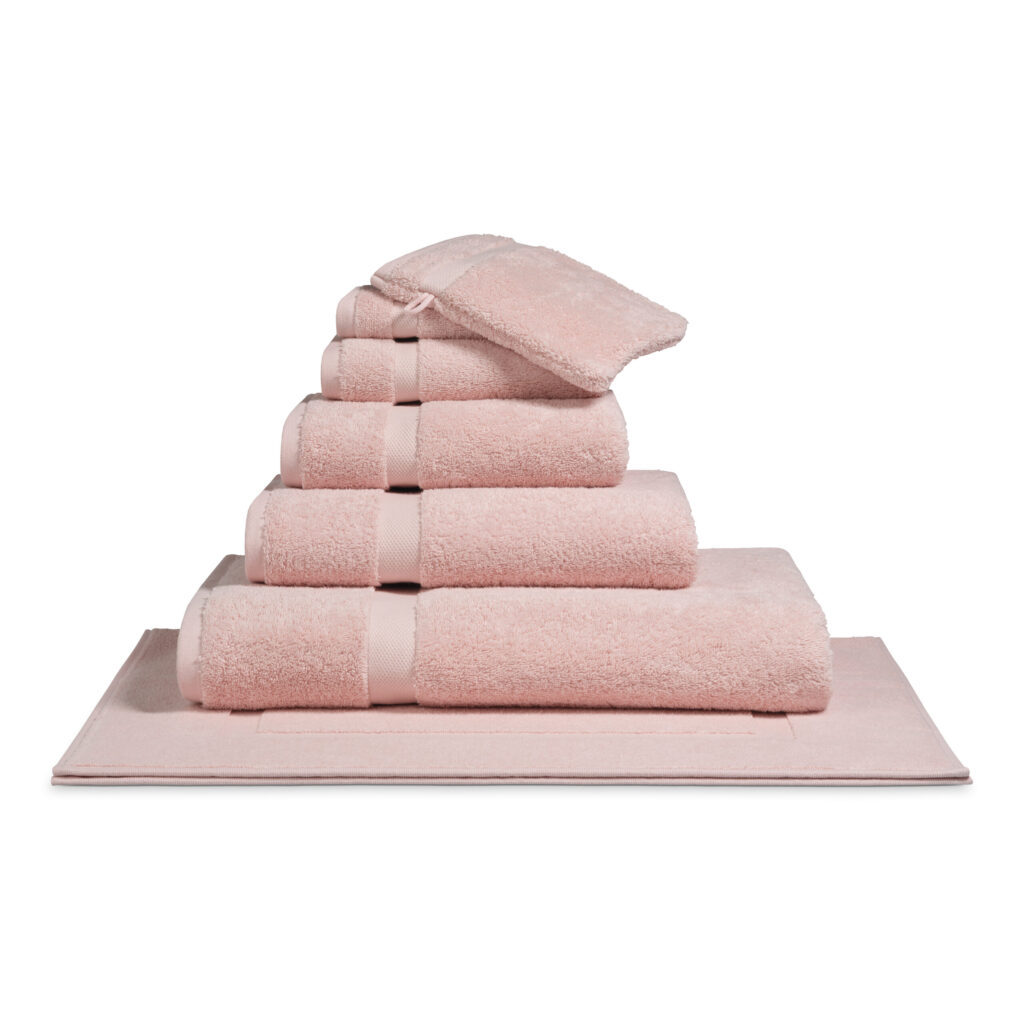 Het De Vandyck Ranger-badlaken in de kleur Sepia Pink is zacht en netjes opgevouwen, en straalt stijl en comfort uit.
