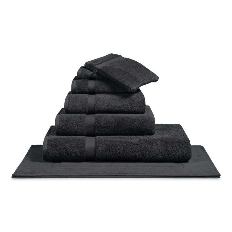 Het De Vandyck Ranger-badlaken in off-black ligt mooi op een bijpassende zwarte badmat en vormt samen een stijlvolle set.