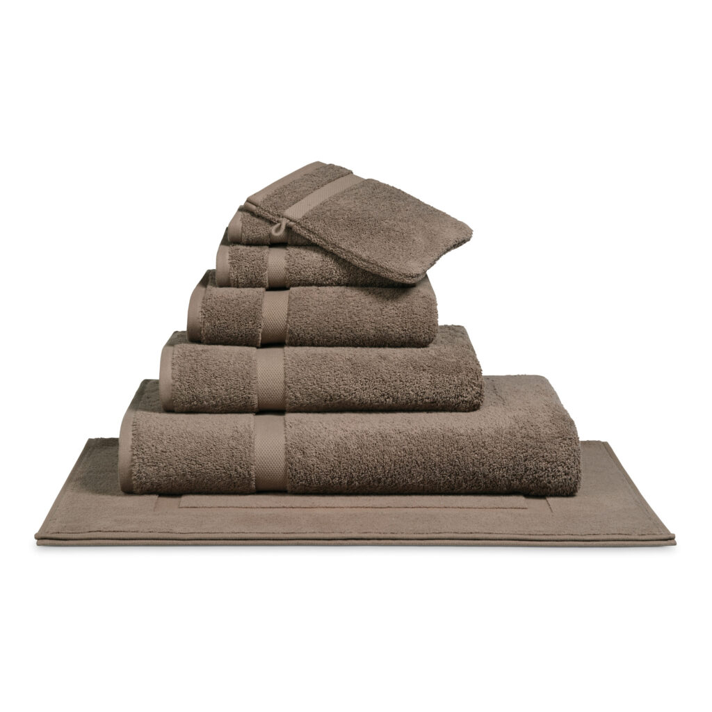 Het Vandyck Ranger-badlaken in de kleur Espresso straalt met zijn warme bruine tint en zachte textuur luxe en comfort uit.
