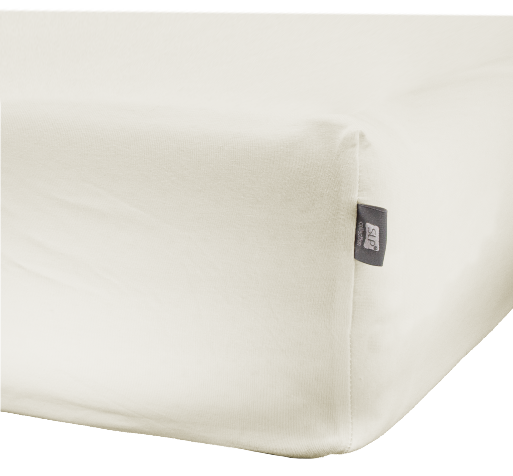Close-up van de hoek van het SLP Jersey Split-hoeslaken in Nachtgrijs op een matras, met een subtiel merklabel bij de naad.