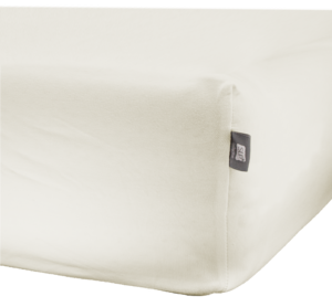 Close-up van de hoek van het SLP Jersey Split-hoeslaken in Nachtgrijs op een matras, met een subtiel merklabel bij de naad.