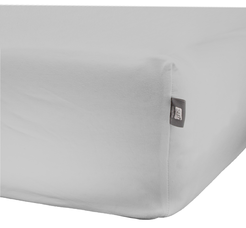Close-up van het SLP Jersey-hoeslaken in muisgrijs dat strak om een matras zit, met een grijs merklabeltje op de naad.