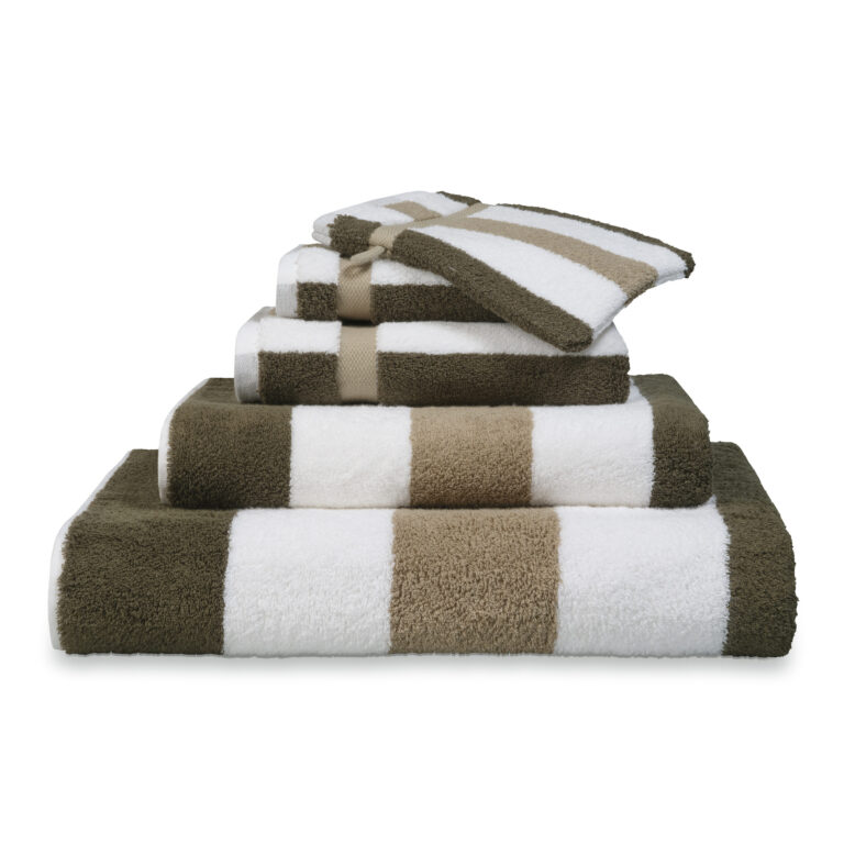 Een stapel Vandyck Vancouver-badlakens in de kleur Salie met strepen in wit, beige en donkergroen, met daarop twee bijpassende washandjes.