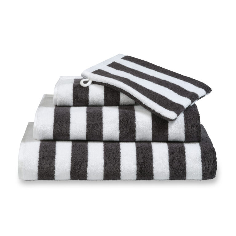 De Vandyck Verona Stripes Badlaken Smoke green is netjes opgestapeld en heeft opvallende zwarte en witte strepen op elke handdoek.