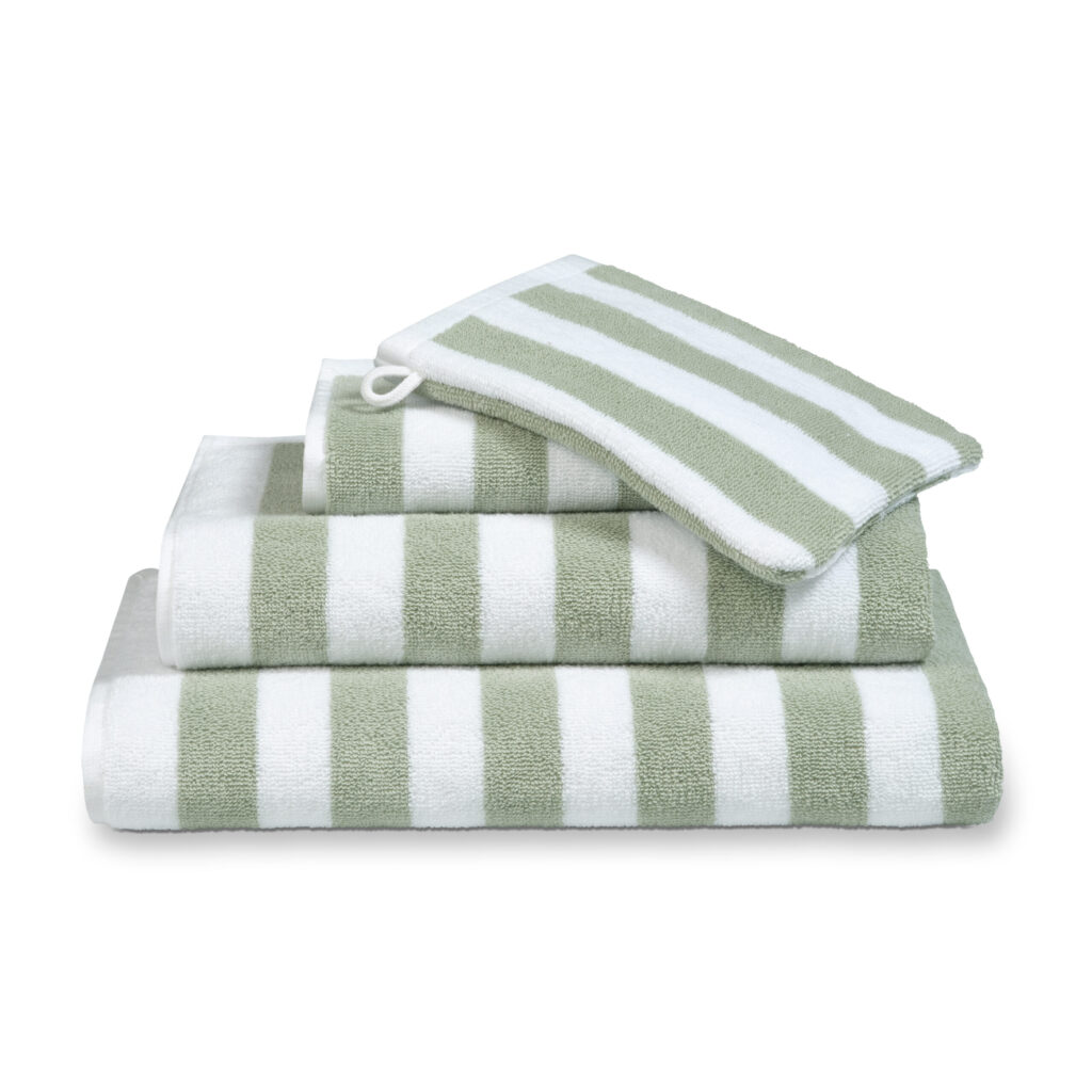 Het De Vandyck Verona Stripes badlaken in Off Black is netjes opgevouwen en het gestreepte ontwerp geeft je badkamer een stijlvolle uitstraling.