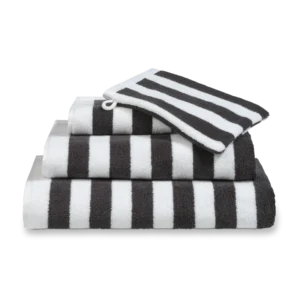 Het De Vandyck Verona Stripes-badlaken in Off Black heeft een stijlvol ontwerp met opvallende zwarte en witte strepen.