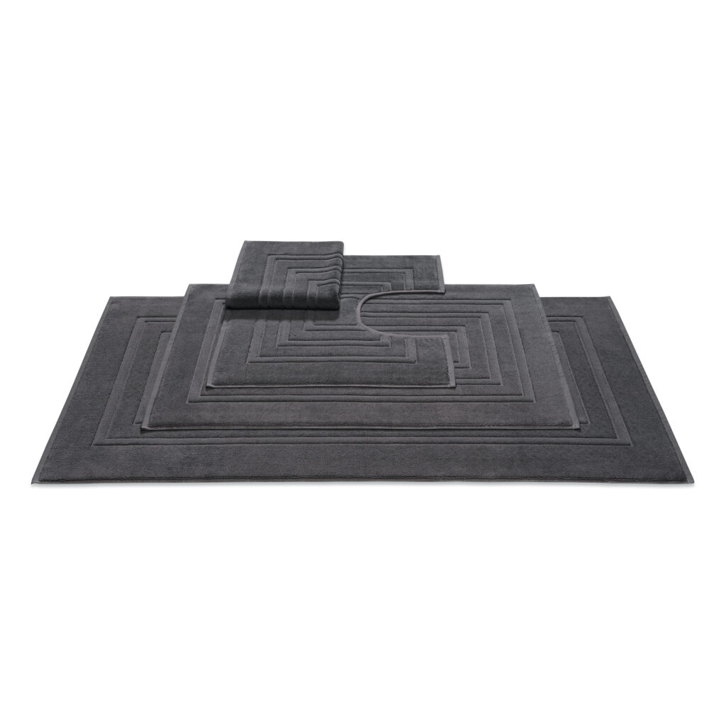 De Vandyck Houston-toiletmat in donkergrijs van 60 bij 60 centimeter heeft een stijlvol geometrisch reliëfpatroon.