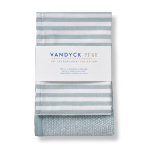 Een set Vandyck Pure Keukenset Pearl Blue theedoeken met blauwe en witte strepen en een wit label, netjes opgevouwen.