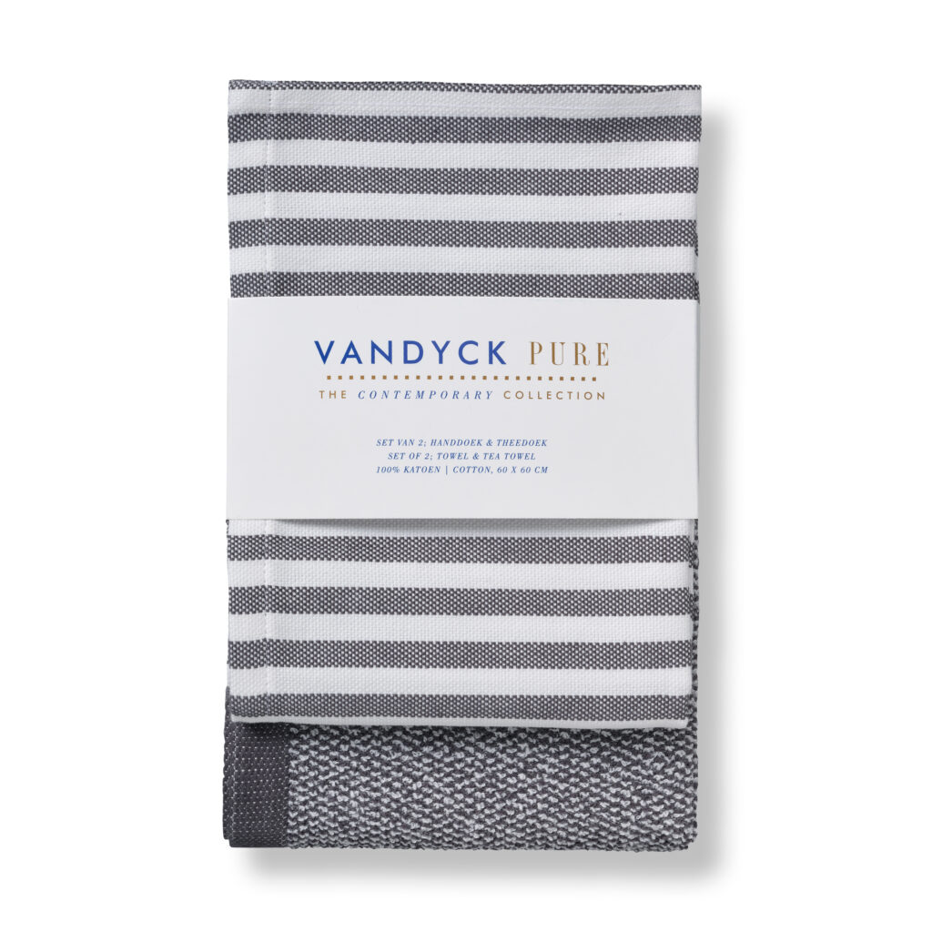 Een set opgevouwen zwartgrijze Vandyck Pure Keukenset theedoeken met grijze en witte strepen uit The Contemporary Collection, voorzien van productdetails op een witte band.
