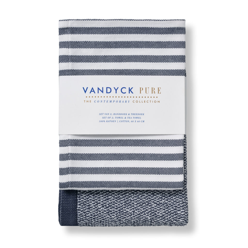De Vandyck Pure Keukenset Blue Ink-keukendoek heeft een afmeting van 60 bij 60 cm en is voorzien van blauwe en witte patronen en een label.
