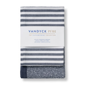 De Vandyck Pure Keukenset Blue Ink-keukendoek heeft een afmeting van 60 bij 60 cm en is voorzien van blauwe en witte patronen en een label.