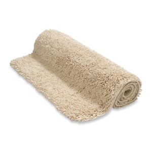 De Vandyck Ranger Spray badmat Desert in beige is een zachte, hoogpolige badmat die gedeeltelijk is opgerold.