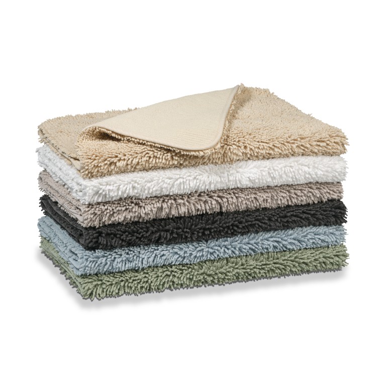 De Vandyck Ranger Spray badmat Misty Blue is een zachte, rechthoekige badmat in mistig blauw die comfort en stijl aan je badkamer toevoegt.