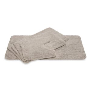 Vier beige Vandyck Ranger Spray Badmat Stone-badmatten zijn deels overlappend opgestapeld, elk in een vierkant formaat.
