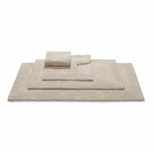 De Vandyck Scala Luxury Toiletmat Natural is uitgevoerd in een beige tint en ligt netjes opgestapeld voor een verzorgde uitstraling.