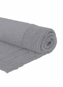 De Vandyck Scala luxe badmat in de kleur steelgrey is opgerold te zien en ziet er heerlijk zacht en donzig uit.