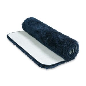 De Vandyck Toronto badmat Blue Ink is gedeeltelijk uitgerold, met een donkerblauwe, zachte bovenkant en een witte antislip-onderkant.