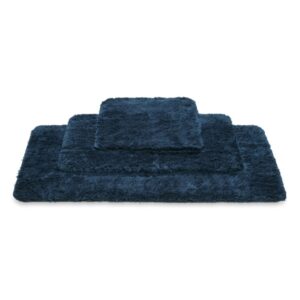 De Vandyck Toronto badmat in Blue Ink heeft een royaal formaat en straalt luxe en comfort uit in elke badkamer.