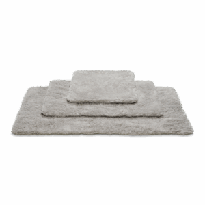 De Vandyck Toronto badmat in de kleur Coolgrey heeft een compact, vierkant formaat en komt door het eenvoudige ontwerp goed tot zijn recht.