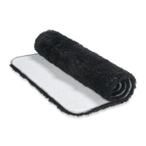 De Vandyck Toronto badmat in Off Black, met een zachte, donzige structuur en een lichtgrijze antislip-achterkant, is hier opgerold te zien.