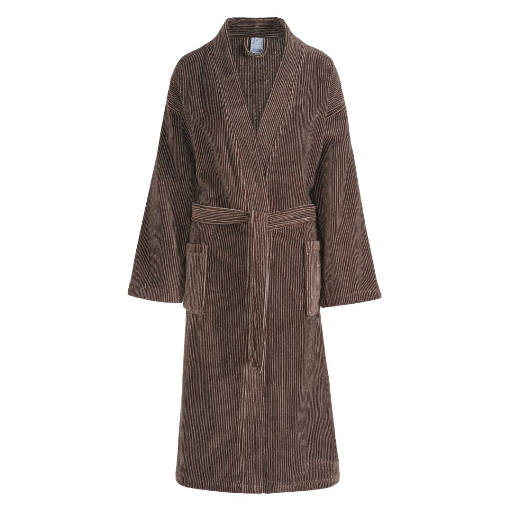 De Vandyck Antonio badjas in donkere chocoladekleur XL is een stevige, lange corduroy badjas met lange mouwen, brede revers en een ceintuur.
