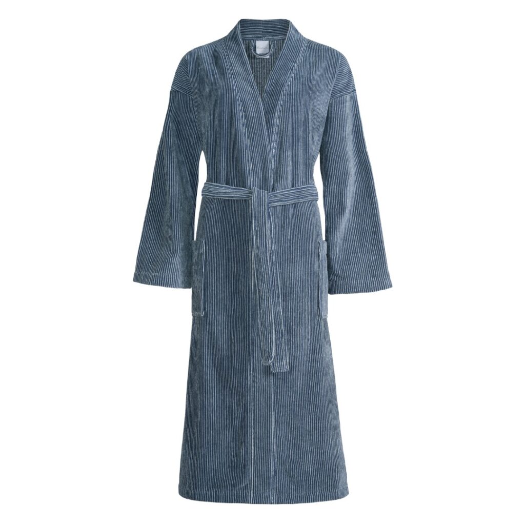De Vandyck Antonio Badjas vintage blauw M is een lange corduroy badjas met lange mouwen, een sjaalkraag, zakken en een ceintuur.