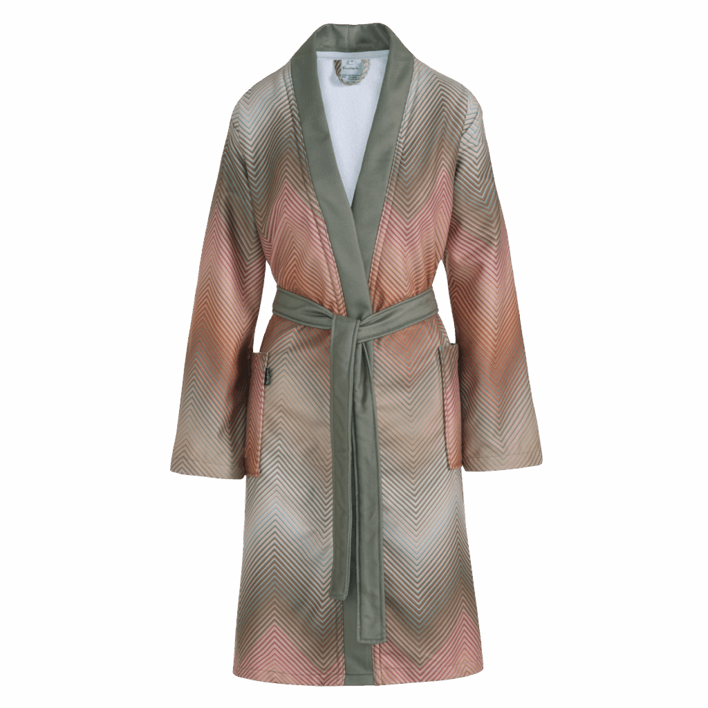 De Vandyck Bella badjas multi XL is een knielange badjas met lange mouwen en een chevronpatroon in roze, beige en olijfgroen, afgewerkt met een olijfgroene kraag, ceintuur en biezen.