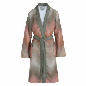 De Vandyck Bella badjas multi XL is een knielange badjas met lange mouwen en een chevronpatroon in roze, beige en olijfgroen, afgewerkt met een olijfgroene kraag, ceintuur en biezen.