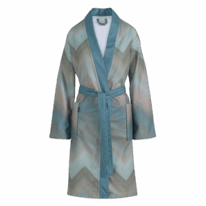 De Vandyck Bella Badjas pearl blue M is een badjas met een blauwgroen en beige zigzagpatroon en bijpassende blauwgroene kraag, ceintuur en boorden.