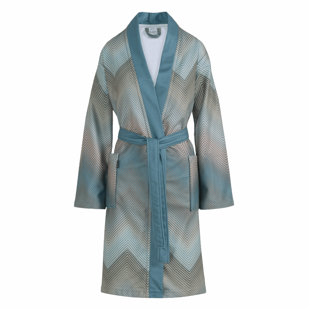De Vandyck Bella Badjas in parelblauw, maat S, heeft een blauw-beige-grijs zigzagpatroon, wijde mouwen, zakken en een stoffen ceintuur.