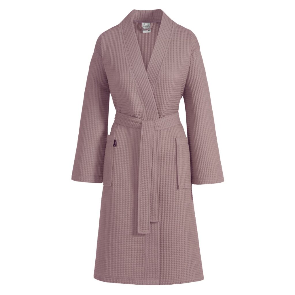 De Vandyck Biarritz nieuwe Badjas in mauve maat S is een lang model met lange mouwen, wafelstructuur, sjaalkraag en ceintuur.